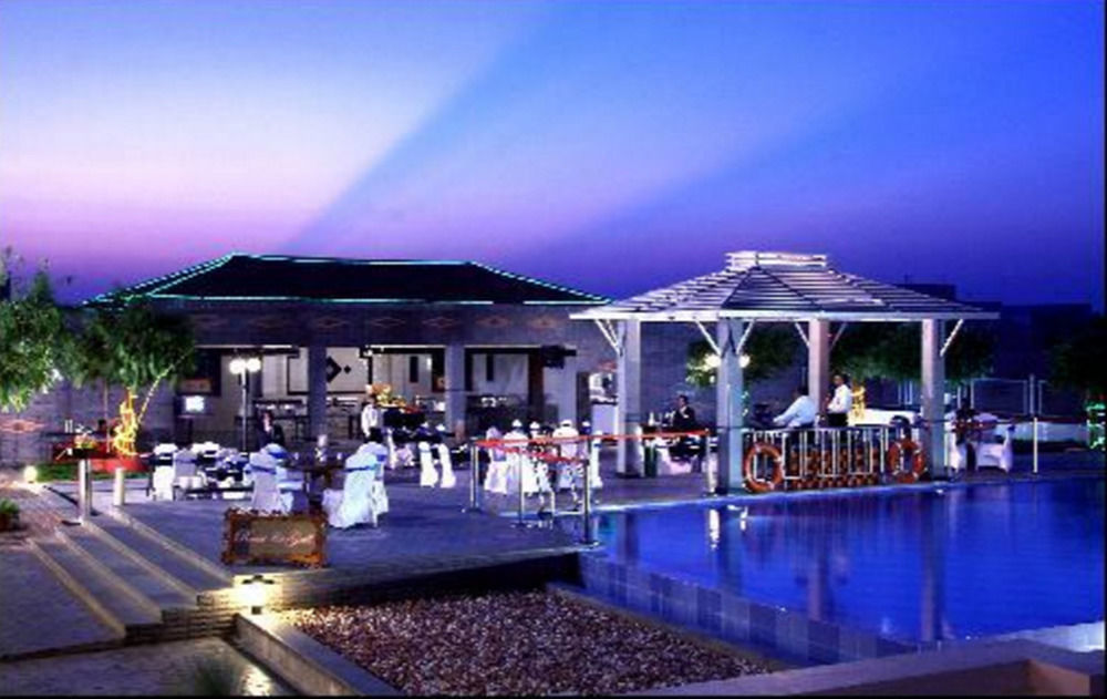 Greenpark Τσενάι Εξωτερικό φωτογραφία The pool at the hotel
