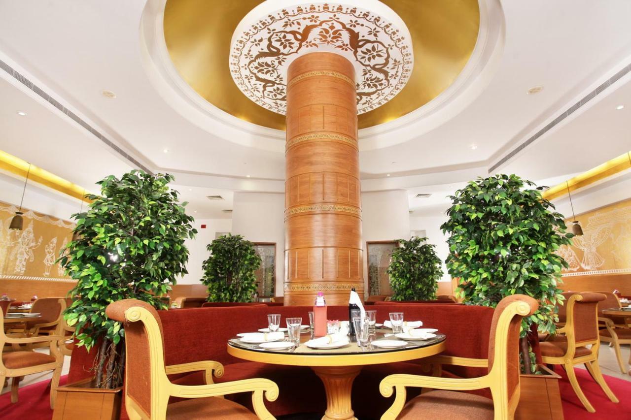 Greenpark Τσενάι Εξωτερικό φωτογραφία The interior of the restaurant