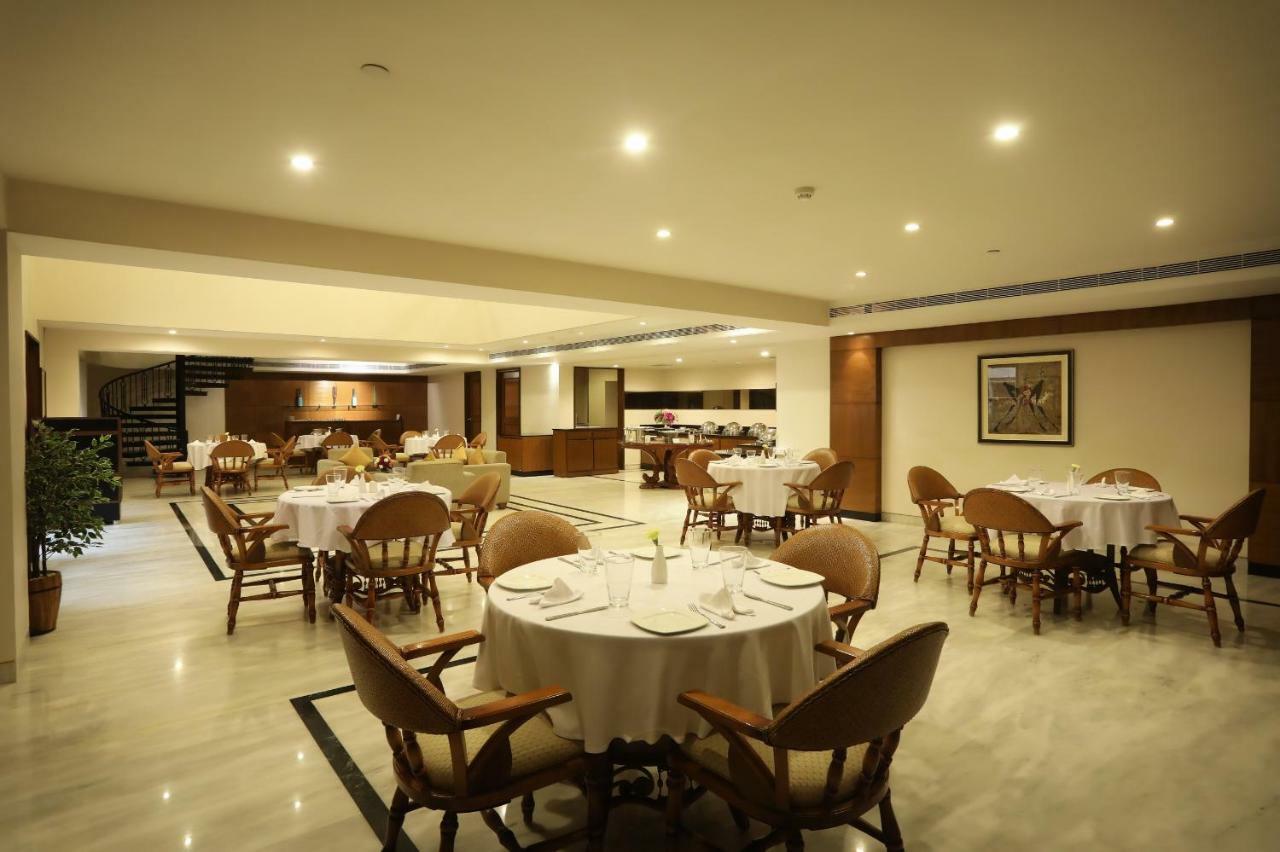Greenpark Τσενάι Εξωτερικό φωτογραφία The restaurant at the hotel